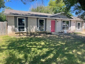 Building Photo - Spacious 5-Bedroom Home in a Great Neighbo...