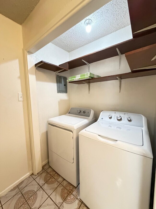 Building Photo - 1507 Agave Dr