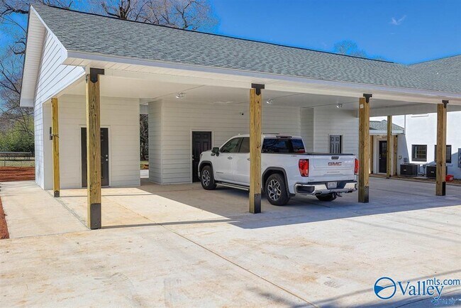 Building Photo - 1122 NE Wellman Ave