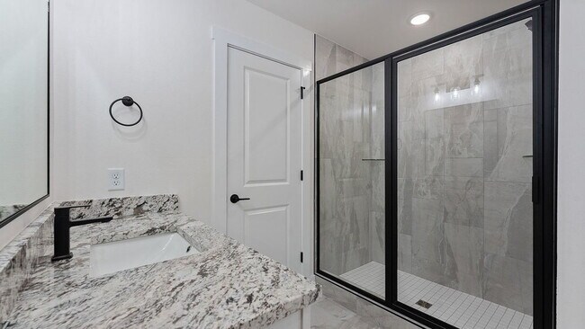 Building Photo - "Charming 3-Bedroom Retreat with Granite Finishes & Cozy Fireplace in Farmington!"