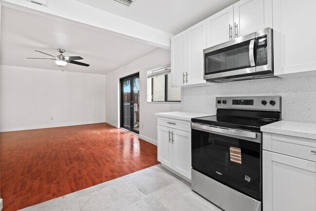 Building Photo - Stunning 4 Bed + Den | 3 Bath Waterfront Home – Miami, FL 33175