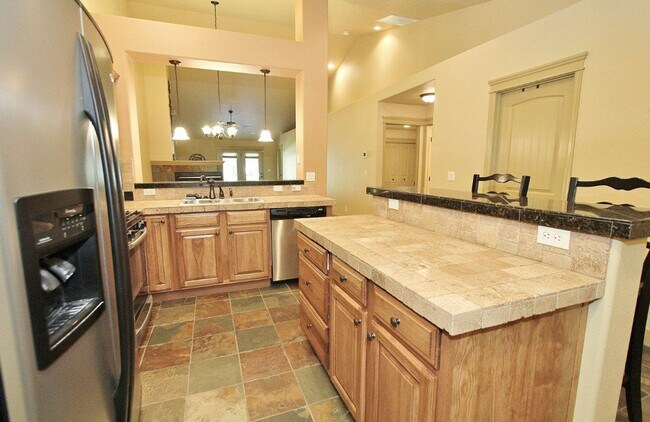 Building Photo - Immaculate Single-Level Townhouse