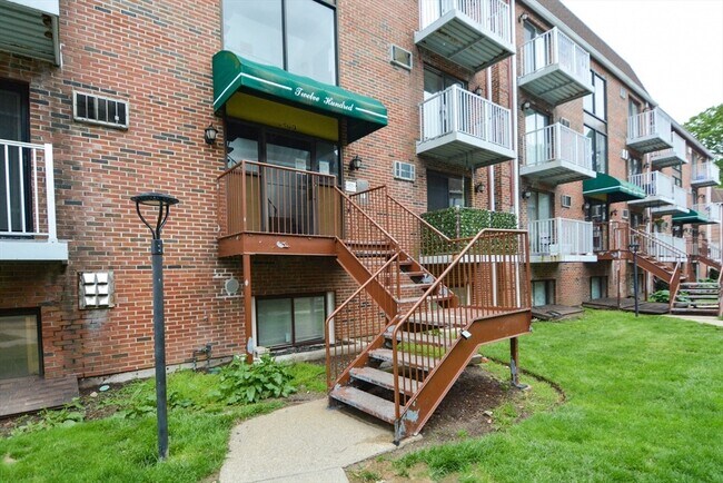 Building Photo - 1186 Worcester Rd