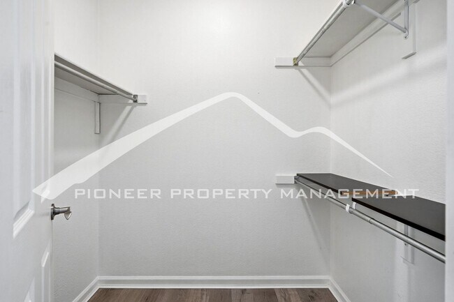 Building Photo - Spacious Condo with Central AC and Washer/Dryer