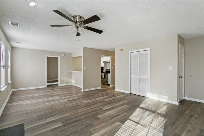 Building Photo - Updated 2 Bedroom 2 Bath Condo Near Fort Eustis and Williamsburg