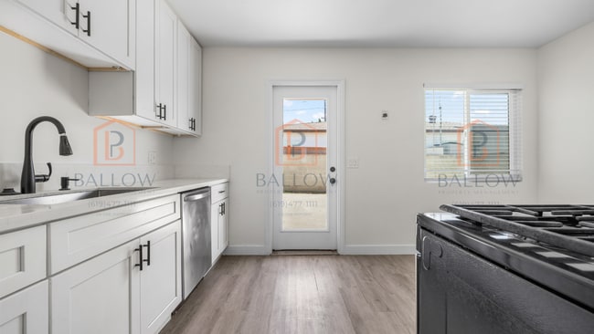Building Photo - 499-457 H St