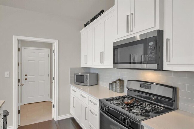 Building Photo - 305 Satsuma Dr