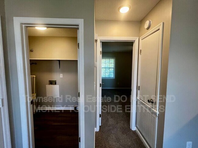Building Photo - 1425 Ireland Dr