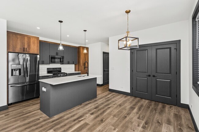 Building Photo - 6422 S Drexel Ave