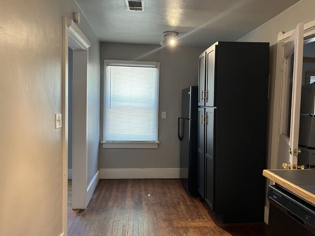 Building Photo - Charming 2-Bedroom Home near Uptown.