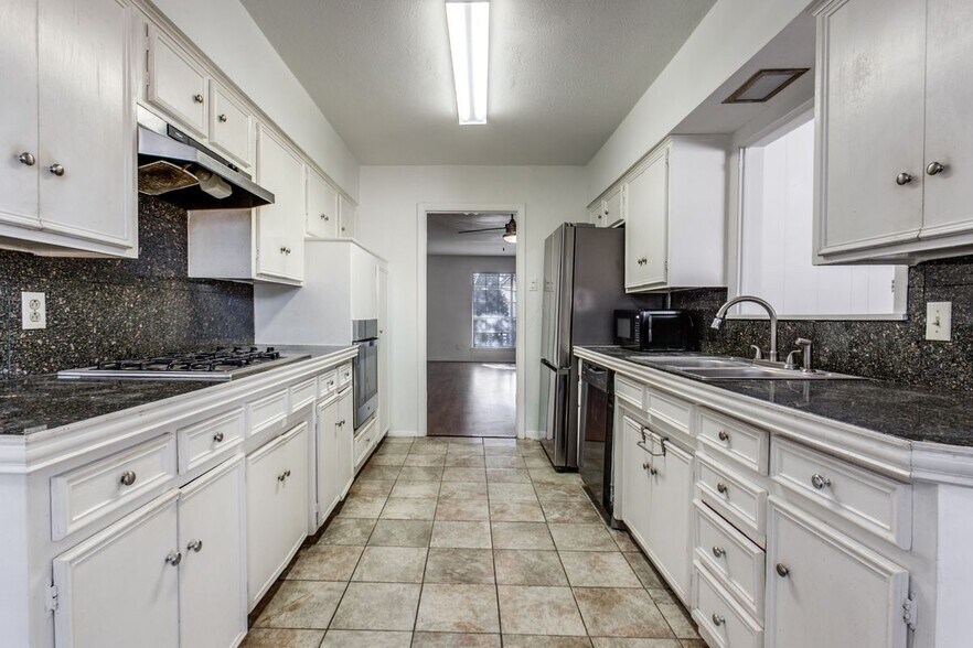 Building Photo - 7621 Dentcrest Dr