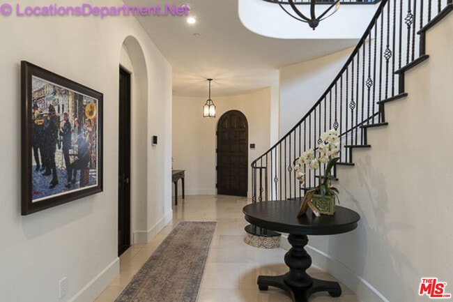 Building Photo - 5861 Ridgebrook Dr