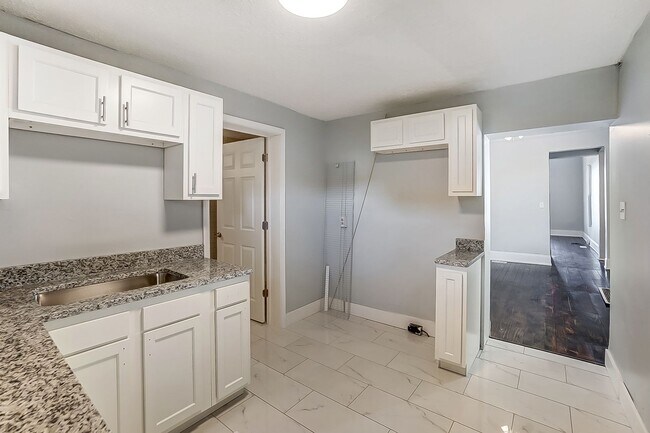 Building Photo - Four Bedroom Available in Dayton!