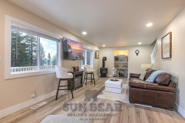 Building Photo - Bright Home in Incline!