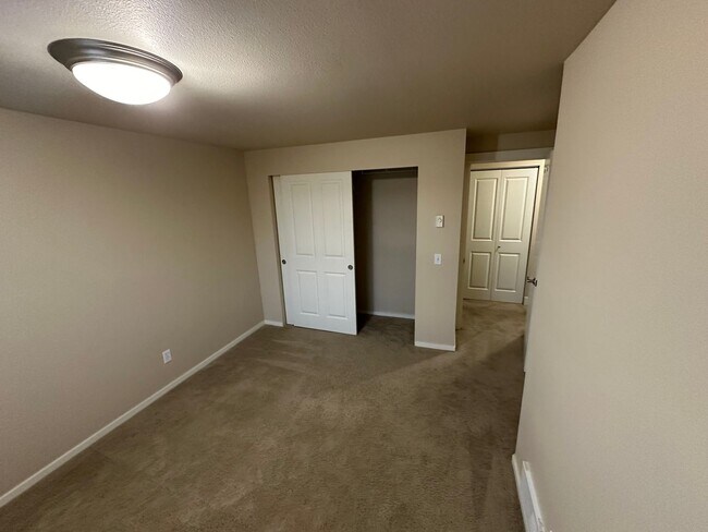 Building Photo - Quiet Updated South Queen 1bd 1bath Condo ...
