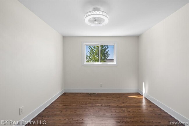 Building Photo - 30728 W 14 Mile Rd