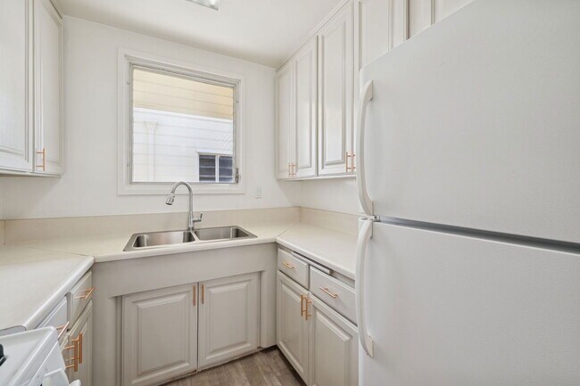 Building Photo - 333 Rexford Dr