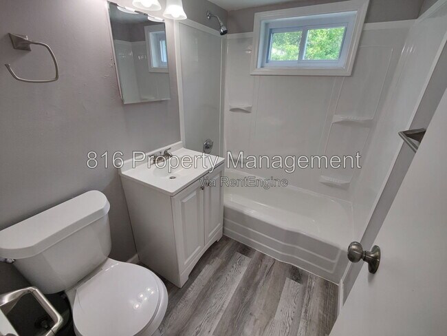 Building Photo - 7941 NE San Rafael Dr