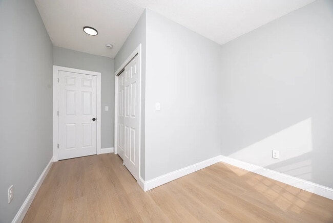 Building Photo - 667 Glenmore Ave