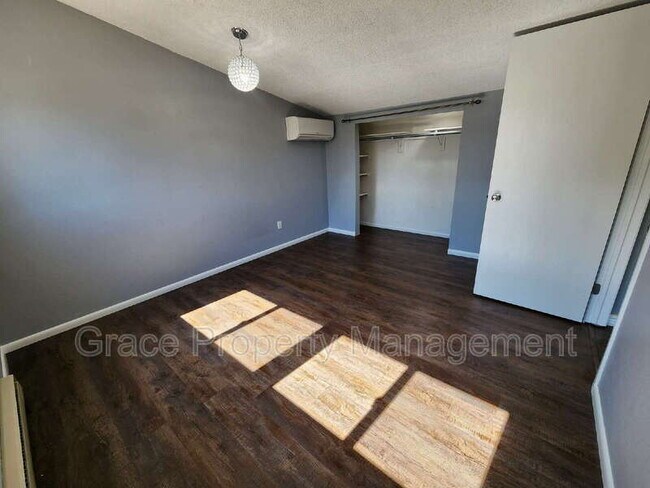 Building Photo - 903 Sir Galahad Dr