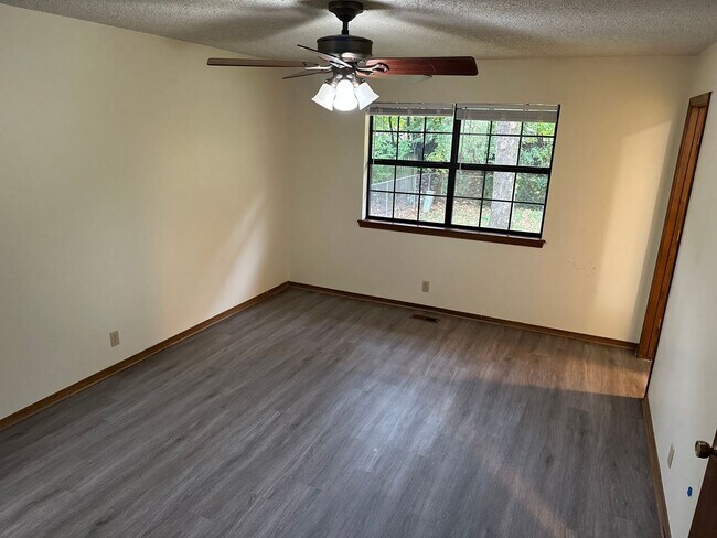 Building Photo - Available 7/1!  Spacious 3 Bedroom, 2 Full Bathroom Rogers Home in Quiet Neighborhood
