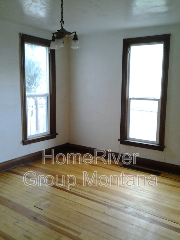Building Photo - 528 S 5th St W