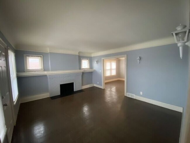 Building Photo - Huge 3 bedroom Accepting Section 8- NO DEPOSIT