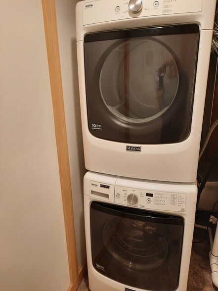 Building Photo - 247 Main St