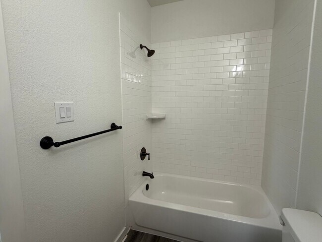 Building Photo - * MOVE IN SUMMER 6/19/2027 * 5 Bed 5.5 Bat...