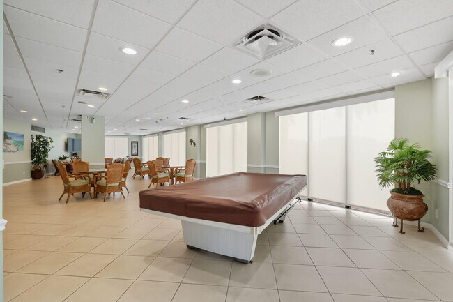 Building Photo - 801 S Ocean Dr