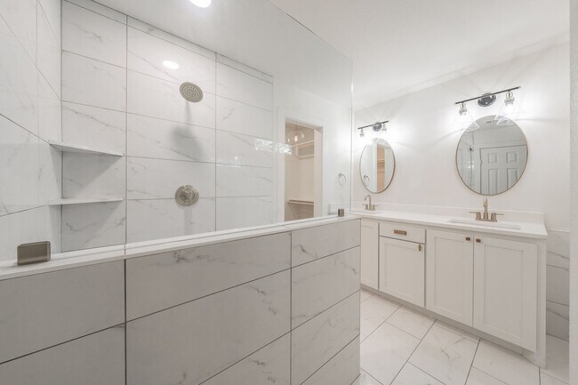 Building Photo - CHARMING HOME Close to TCU Campus!
