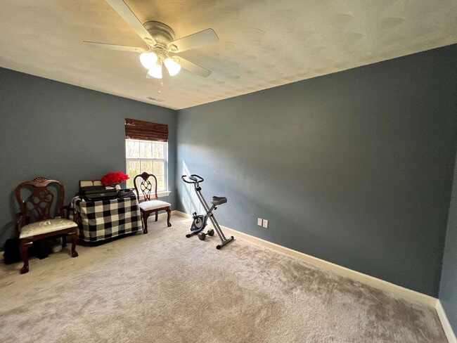 Building Photo - Spacious 4 bedroom home with POOL in sought after neighborhood and schools.