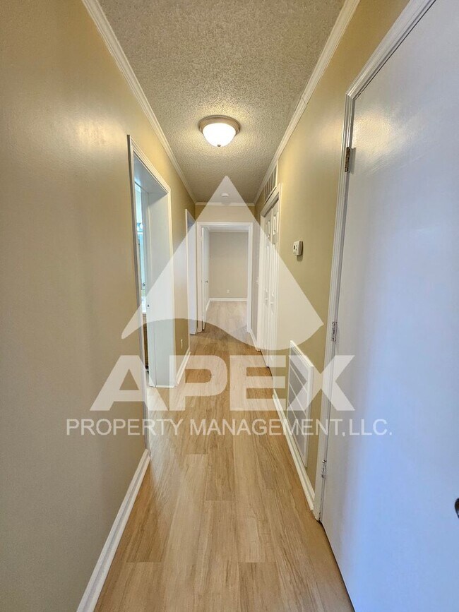 Building Photo - MOVE-IN SPECIAL,NO RENT TIL JUNE 1ST! - 3 Bd | 2 Ba 1st Floor Condo in West Knoxville!