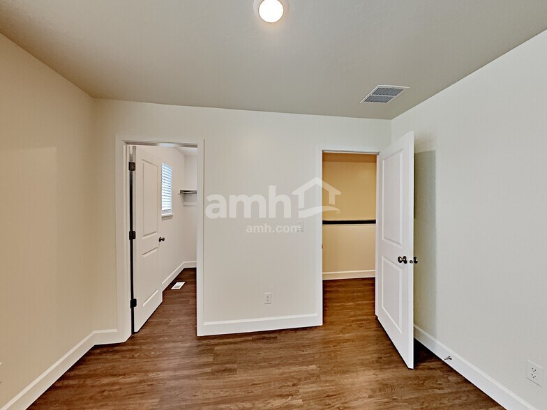 Building Photo - 819 Grover Ct