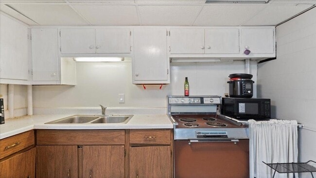 Building Photo - 828 15th St SW