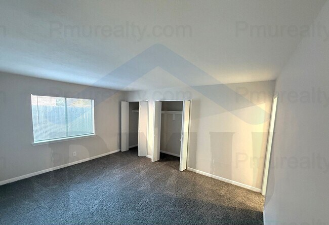 Building Photo - AVAILABLE NOW!!! Charming and spacious 3 b...