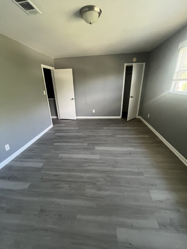 Building Photo - 2107 Meriwood Dr