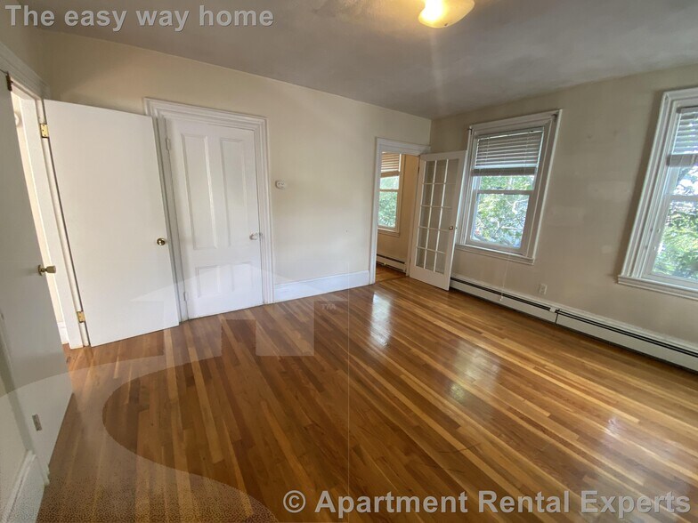 Building Photo - 112 Thorndike St