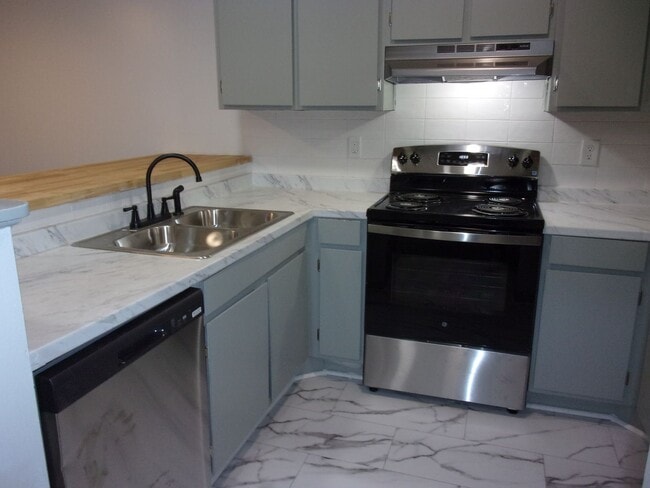 Building Photo - Fully Renovated Ground Floor Condo near Cherry Park