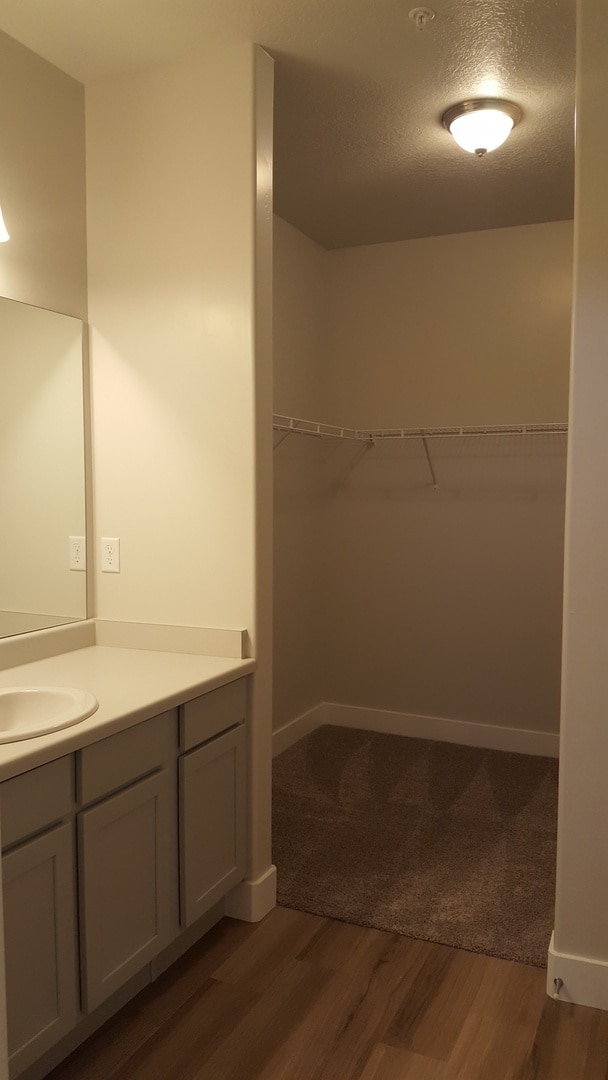 Building Photo - Beautiful 3 Bd, 2 Ba Condo with Garage Parking