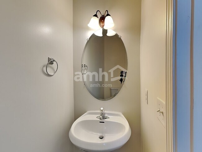 Building Photo - 6260 Cove Creek Dr