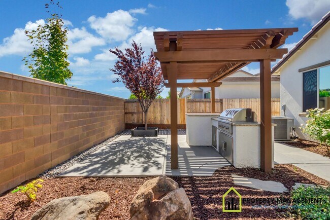 Building Photo - Vineyard Creek-Former Model Home