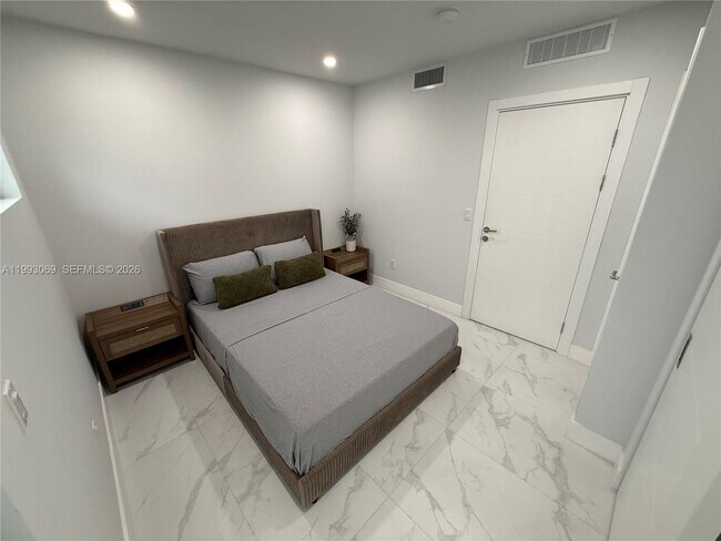 Building Photo - 944 Jefferson Ave