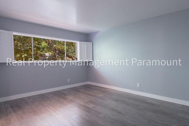 Building Photo - Spacious Condo with Relaxing Pool Views
