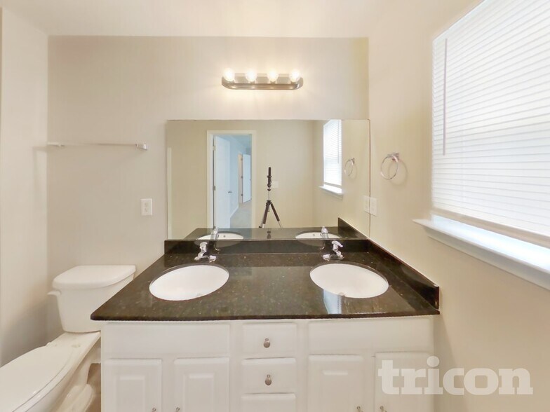 Building Photo - 123 Bruin Dr