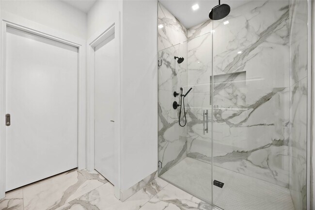 Building Photo - 1711 Allen Pkwy