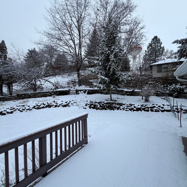 Building Photo - 906 Summit Dr