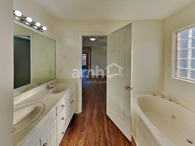 Building Photo - 105 Koleberg Trl