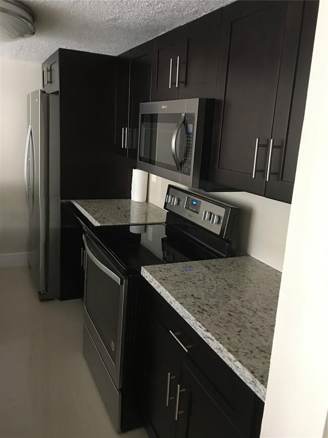 Building Photo - 10951 N Lakeview Dr