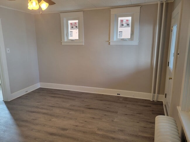 Building Photo - Spacious 4 bedroom House